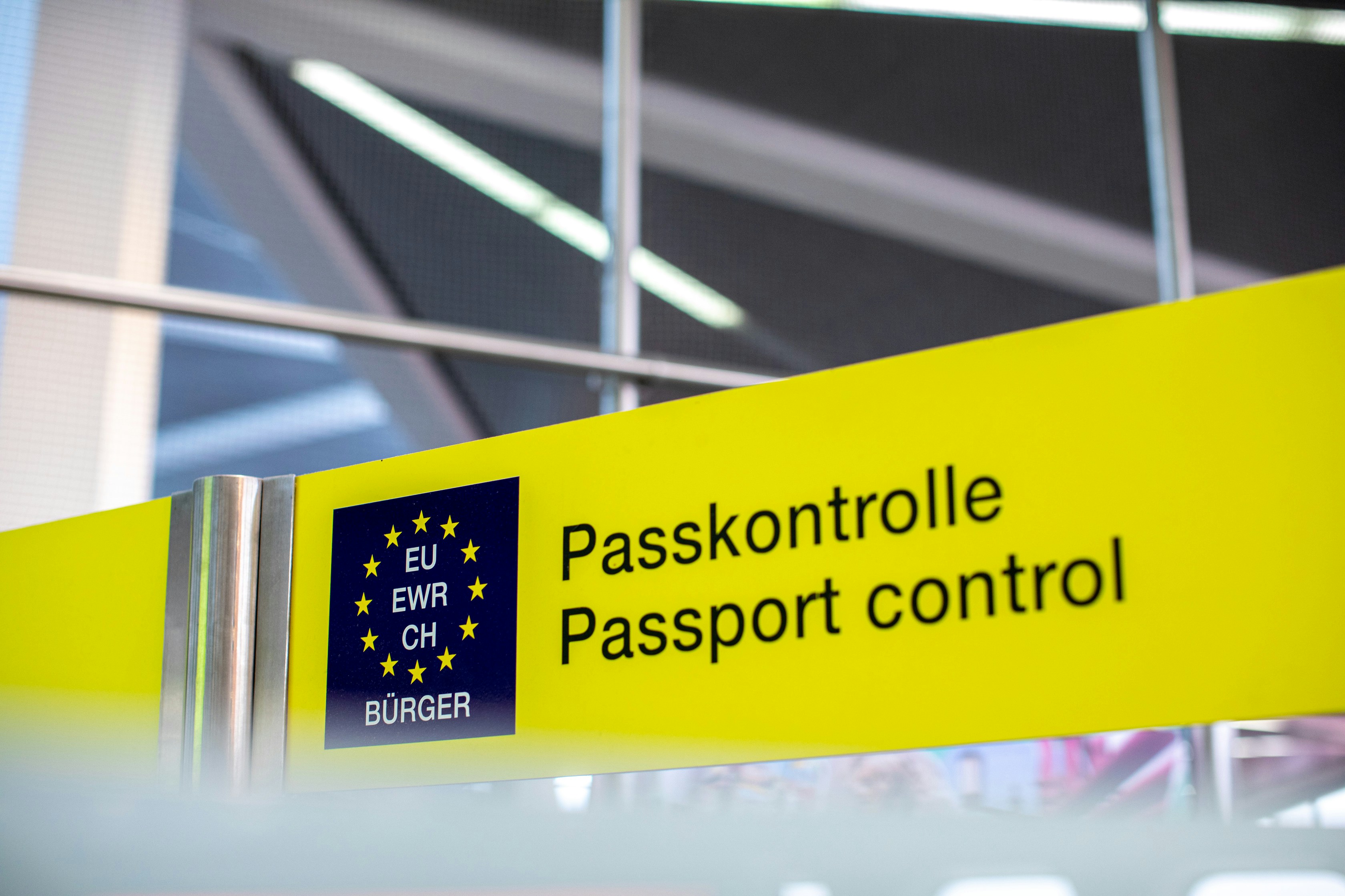 Passaporte italiano e bandeira italiana — cidadania para estudar na Europa
