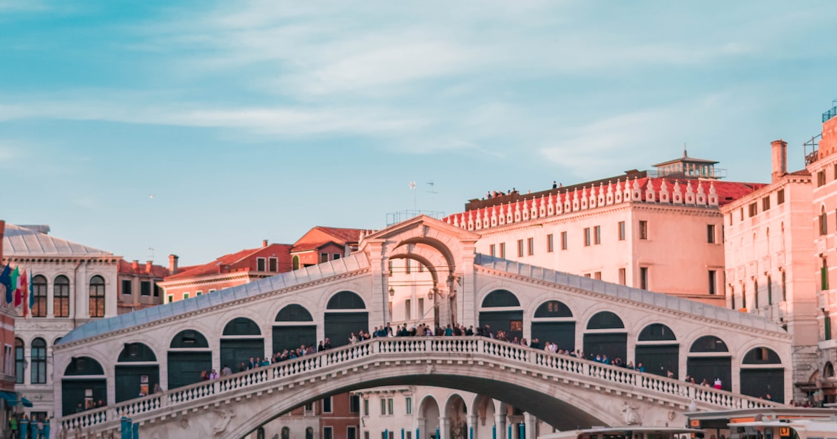 Vista de cidade italiana — por que estudar na Itália