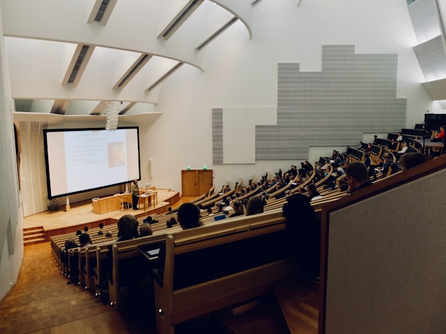 Estudantes internacionais em aula em inglês numa universidade italiana