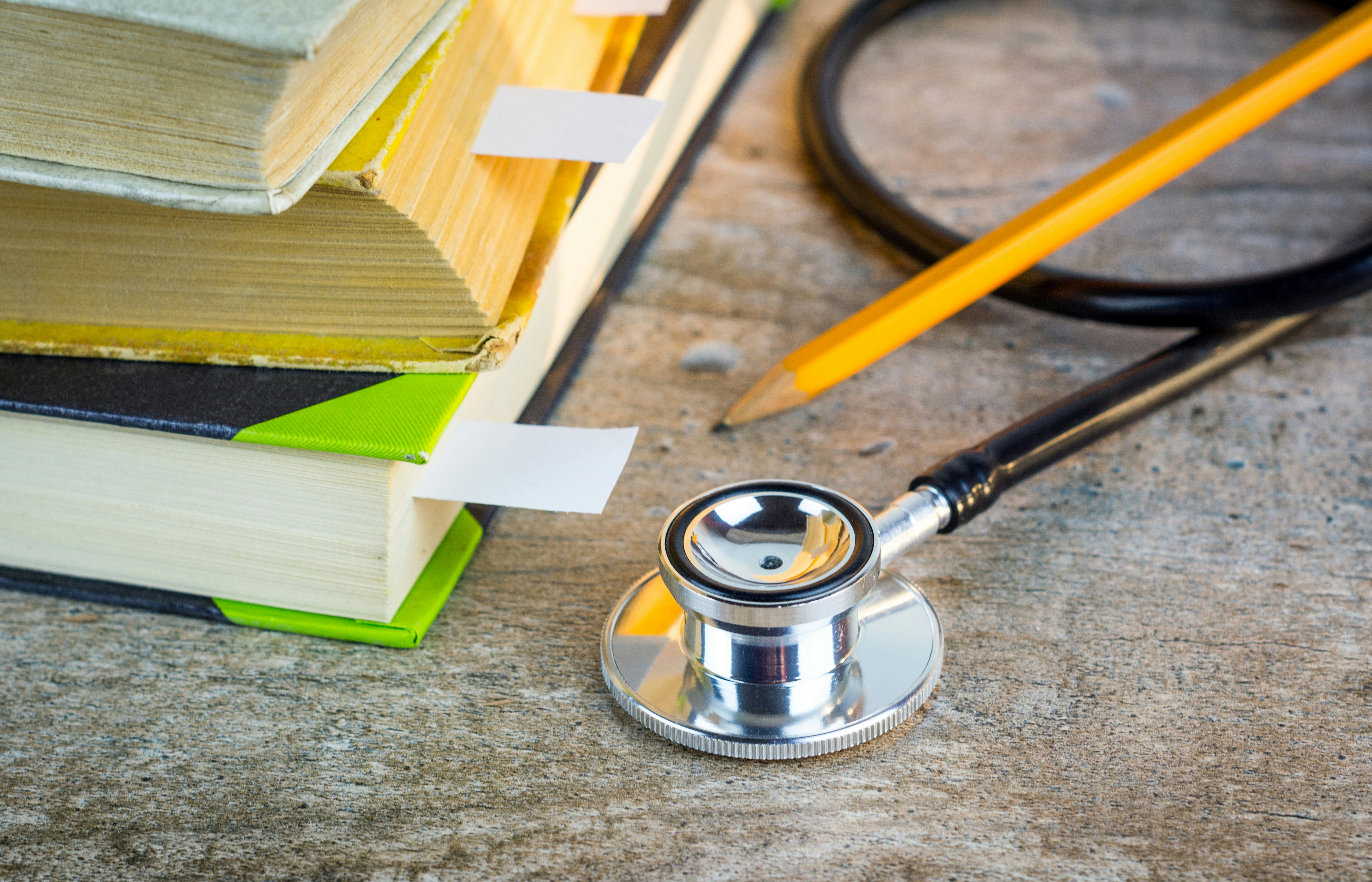 Médico brasileiro atuando em hospital italiano via decreto de deroga