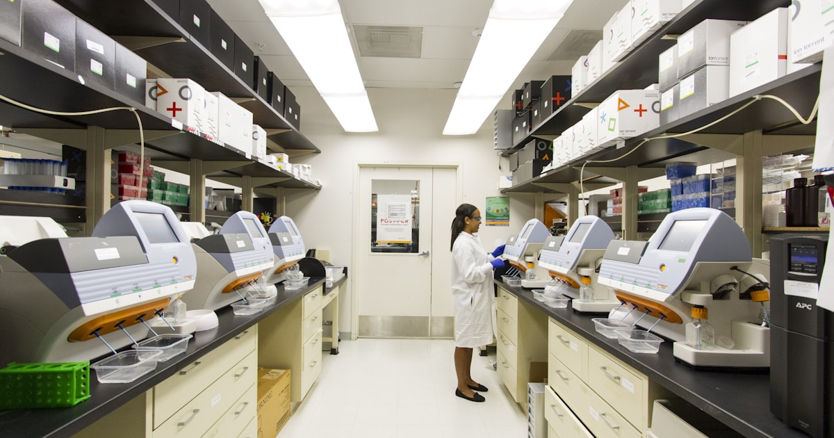 Pesquisadora médica brasileira em laboratório de oncologia molecular na Itália
