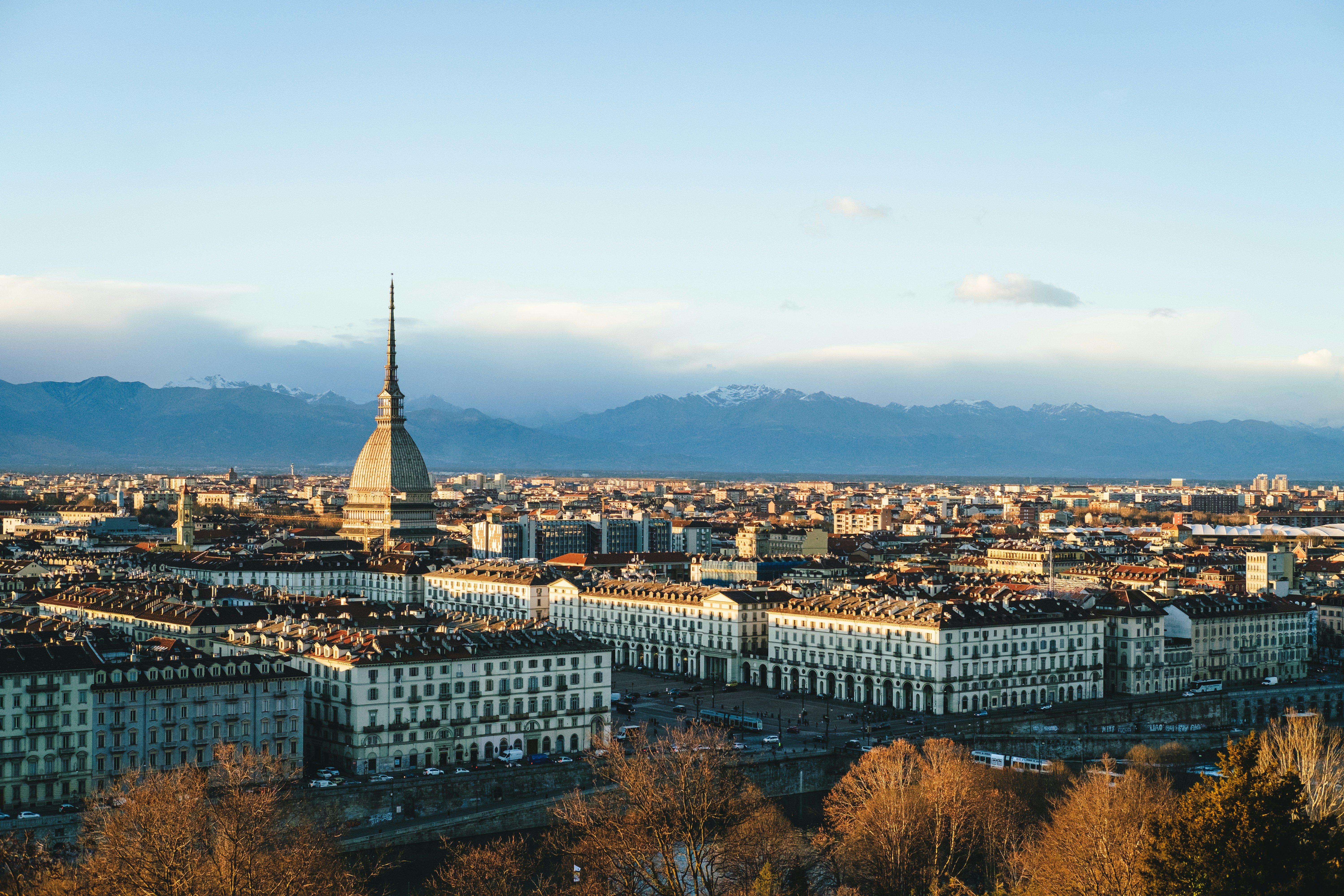 Vista aérea de Turim com os Alpes ao fundo e a Mole Antonelliana