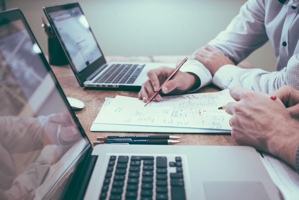 Profissionais em reunião de trabalho — mercado de trabalho na Itália