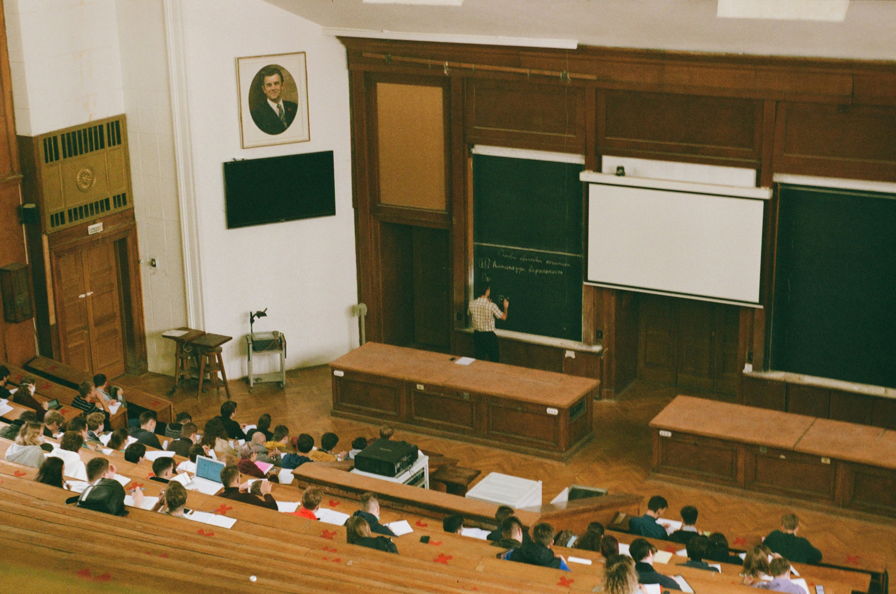 Estudantes assistindo aula em universidade italiana durante o Semestre Aperto — novo sistema de acesso à medicina