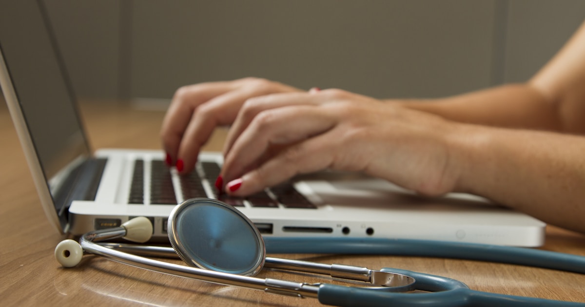 Médico brasileiro estudando o processo de validação do diploma na Itália